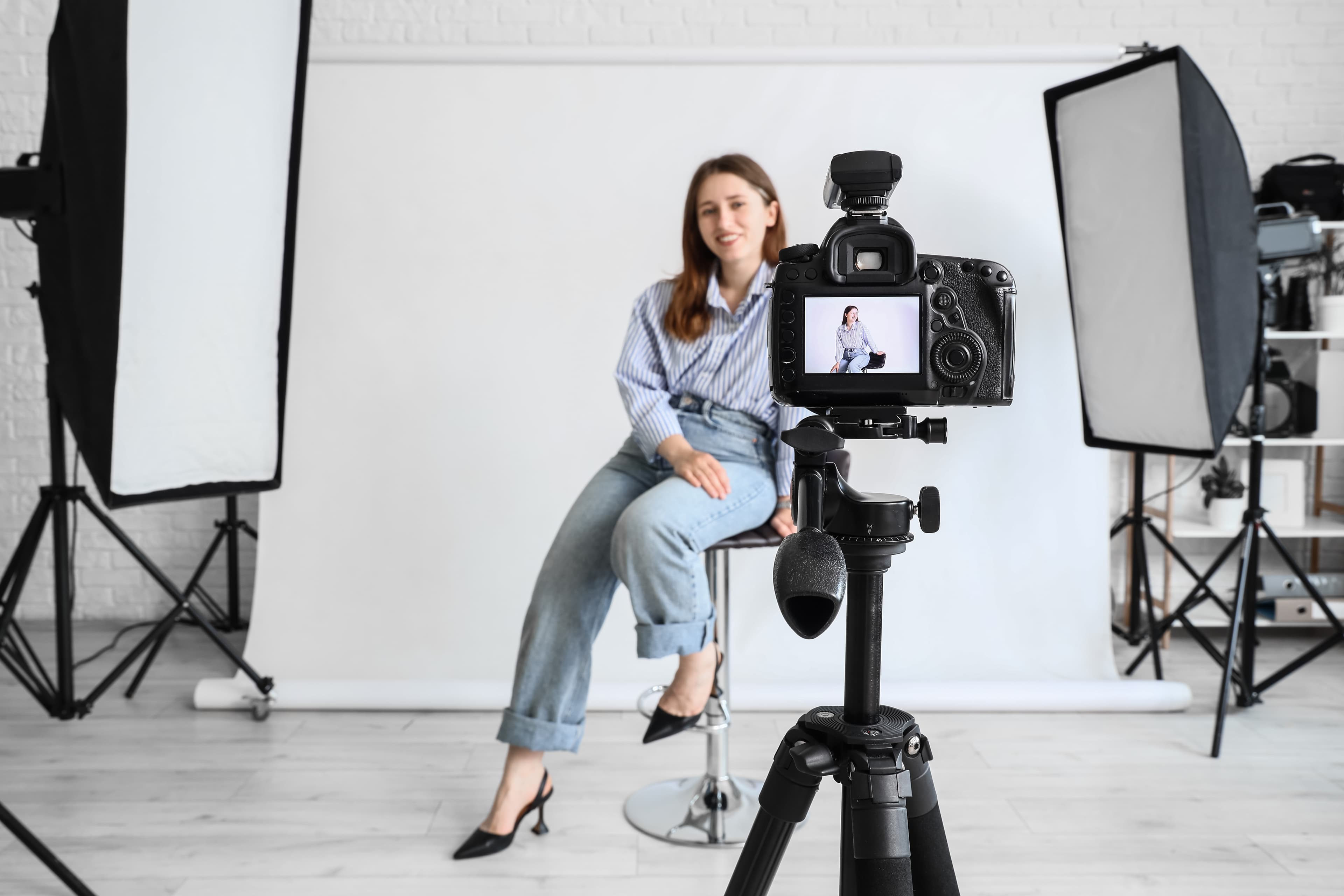 Marketing B2B i reklama bez nudy: aparat na statywie i nagrywanie treści wideo i contentu przez agencję marketingową i dom mediowy.