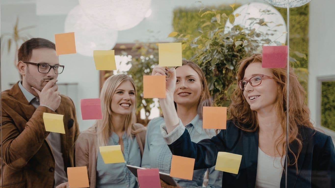 Hasła reklamowe na billboardy i do reklamy outdoorowej OOH – agencja marketingowa projektuje chwytliwe teksty na plakaty miejskie.