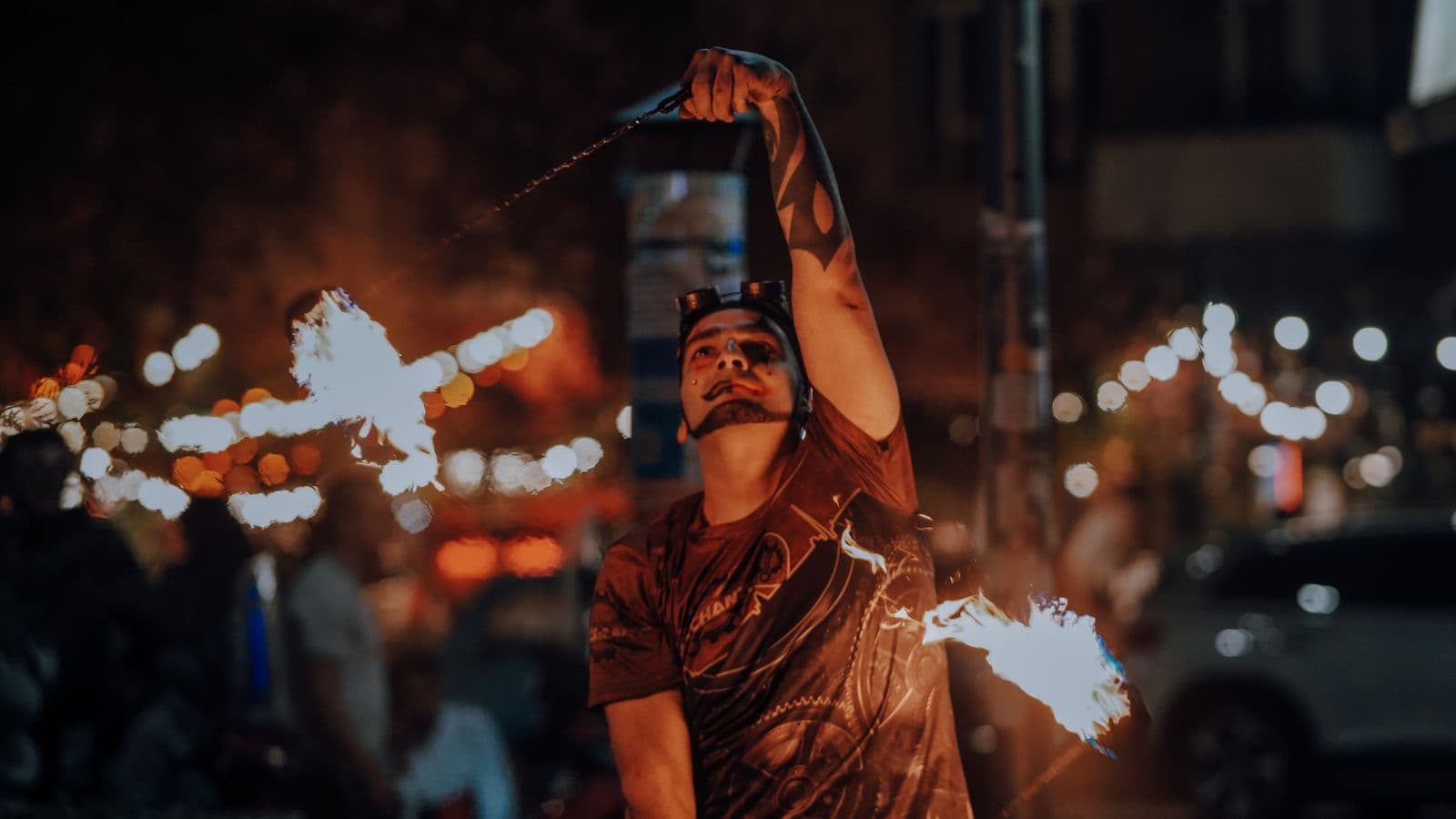 Uliczny performer z ogniem przed nocną publicznością