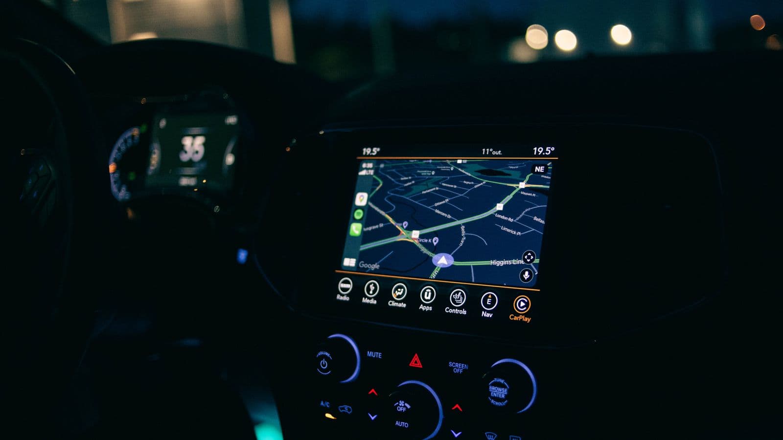 Podświetlony ekran nawigacji GPS we wnętrzu samochodu nocą