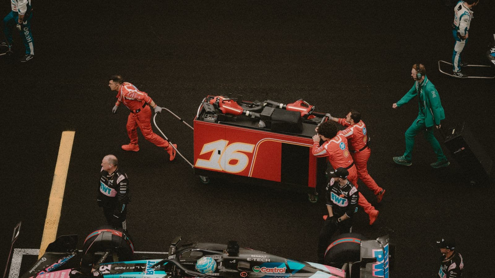 Mechanicy obsługujący bolid podczas pit stopu w trakcie wyścigu
